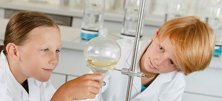 Dieses Bild zeigt zwei Kinder beim experimentieren im Schülerlabor Aquamundi.