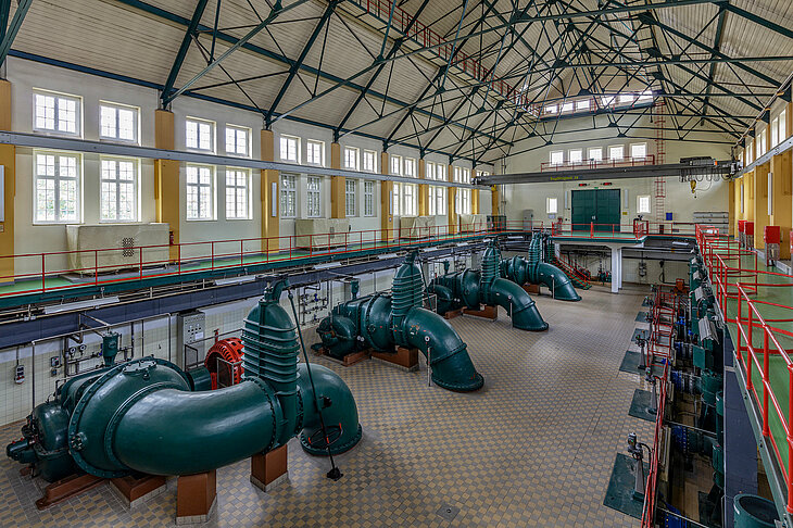 Dieses Bild zeigt das Pumpenhaus mit den großen Pumpen auf der Kläranlage Dresden Kaditz.