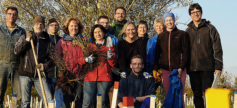 Das Bild zeigt einiger Kollegen und Kolleginnen der Stadtentwässerung Dresden GmbH, bei der Baumpflanzaktion.