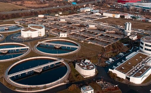 Dieses Bild zeigt die Kläranlage von einer Luftaufnahme. 