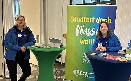 Dieses Bild zeigt zwei Beschäftgite aus dem Personalbereich auf einer Berufsorientierungsmesse.