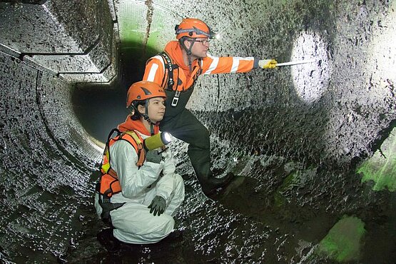 Geschafft: Nach der Inspektion fachsimpeln Abwassertechniker Sebastian Härtel und Meister Thomas Klengel vor dem Zugang zum Luftkissendüker.