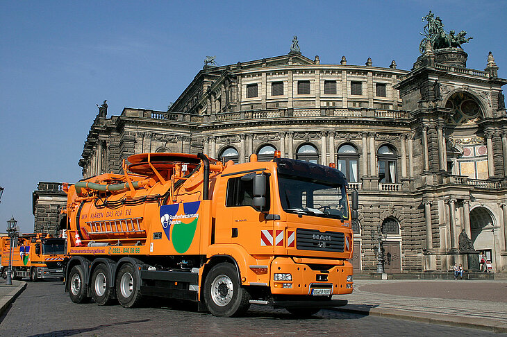 Dieses Bild zeigt ein Spülfahrzeug der Stadtentwässerung Dresden vor der Semperoper.
