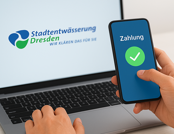 Das Bild zeigt die erfolgreiche Online-Zahlung. Im Hintergrund ist das Logo der Stadtentwässerung Dresden auf einem Laptop-Bildschirm zu sehen. Im Vordergrund hält eine Hand ein Smartphone, das die Meldung "Zahlung" mit einem großen grünen Haken anzeigt.