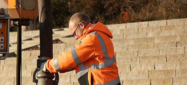 Das Bild zeigt einen Mitarbeiter der Stadtentwässerung Dresden GmbH bei Arbeiten für eine TV-Inspektion im Kanal.