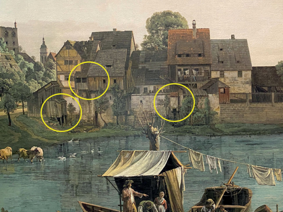 Dorf am Fluss mit Fachwerkhäusern, Booten und Menschen beim Wäschewaschen; gelbe Markierungen zeigen Abtritterker an den Häusern