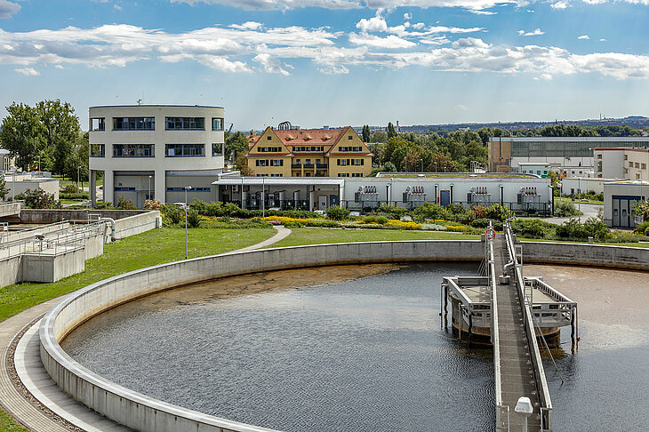 Dieses Bild zeigt eines der Nachklärbecken und im Hintergrund die Warte.