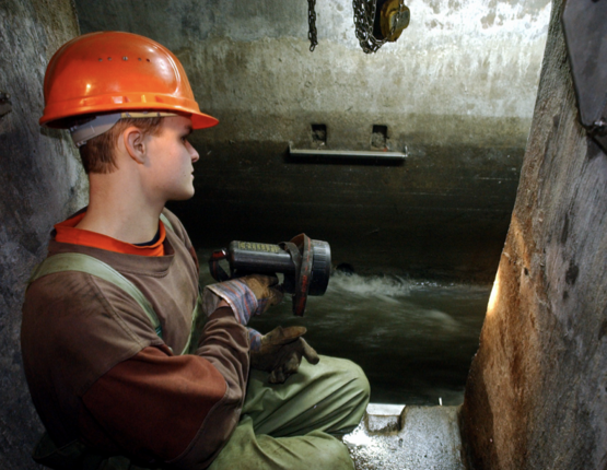 Klärwerker schaut in den Zulaufkanal der Kläranlage Dresden-Kaditz