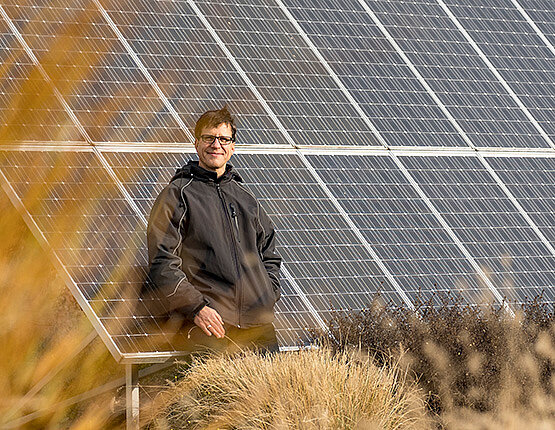 Dieses Bild zeigt einen Mitarbeiter der Stadtentwässerung vor der Solaranlage auf der Kläranlage Dresden Kaditz.