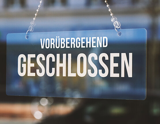 Glastür mit Hinweis: Vorübergehend Geschlossen