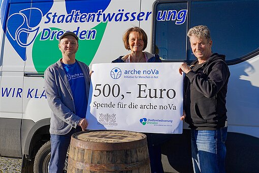 Dieses Bild zeigt die Geschäftsführung und zwei Beschäftigte, mit einer Spende für "die arche no Va". 