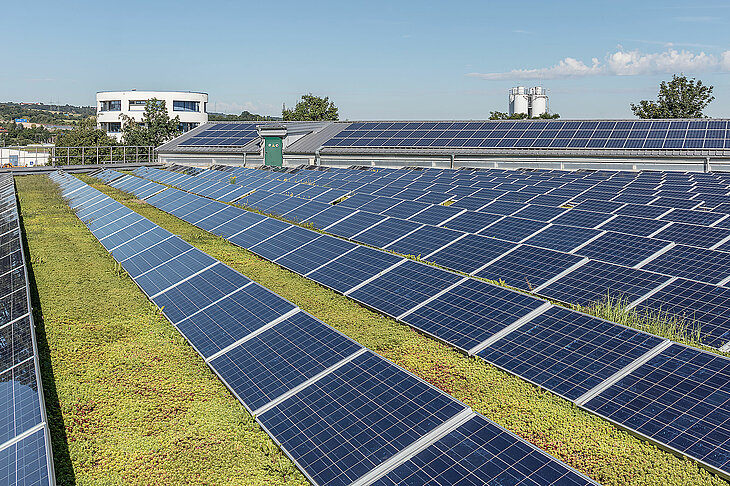 Dieses Bild zeigt die Solaranlage auf dem Regenbecken der Kläranlage Dresden Kaditz.