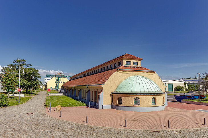 Dieses Bild zeigt die Siebscheibenhalle von außen, auf der Kläranlage in Dresden Kaditz.