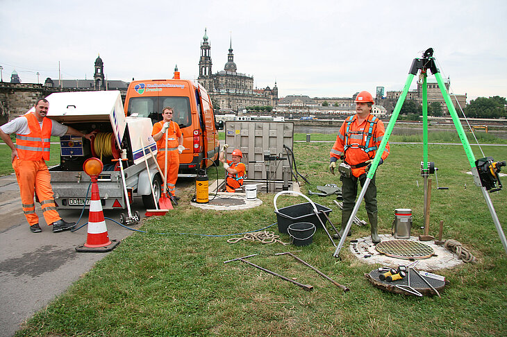 Dieses Bild zeigt die Mitarbeiter der Stadtentwässerung mit voller Ausrüstung am Elberadweg.