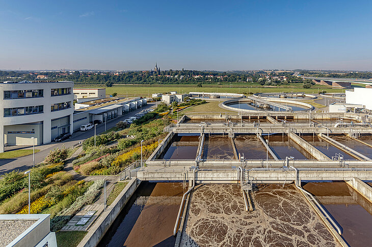 Dieses Bild zeigt die Belebtbecken und die Warte der Kläranlage Dresden Kaditz.