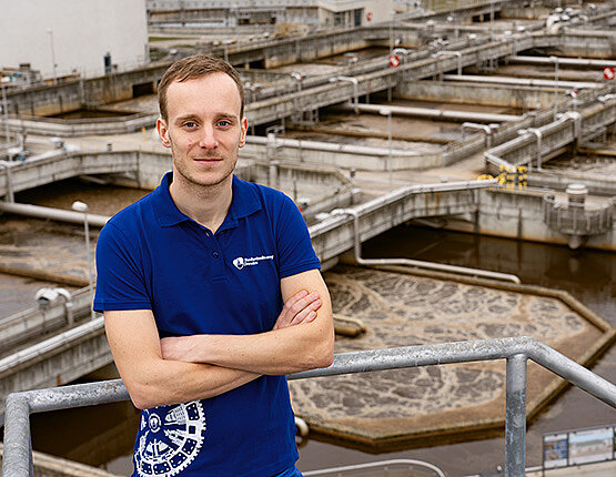 Das Bild zeigt einen Mitarbeiter der Stadtentwässerung Dresden GmbH vor den Belebungsbecken der Kläranlage.