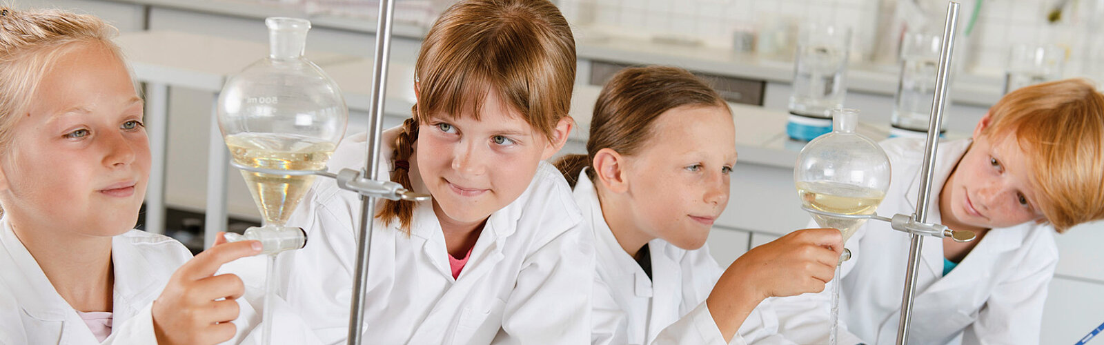 Dieses Bild zeigt eine Gruppe von Kindern beim experimentieren im Schülerlabor Aquamundi.