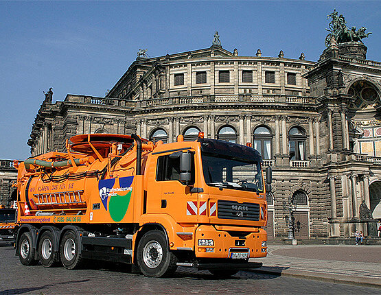 Das Bild zeigt eines der Spülfahrzeuge der Satdtentwässerung Dresden GmbH vor der Semperoper Dresden.