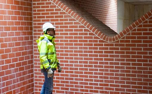 Dieses Bild zeigt einen Beschäftigten vor einem neugebauten Sonderbauwerk.