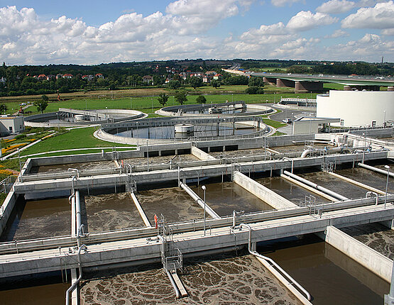 Dieses Bild zeigt die Belebungsbecken der Kläranlage Dresden Kaditz.