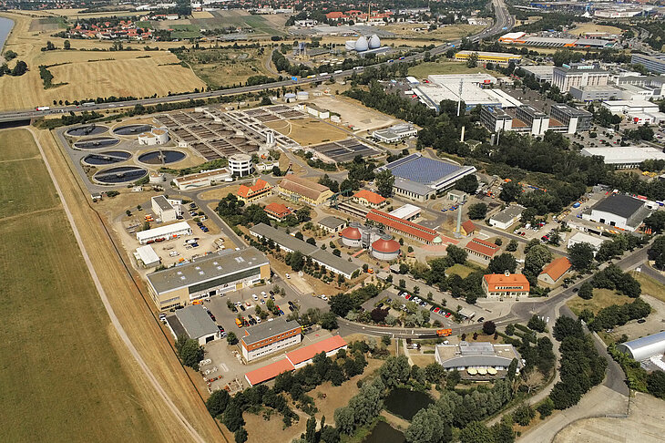 Dieses Bild zeigt eine Luftaufnahme der kompletten Kläranlage Dresden Kaditz.