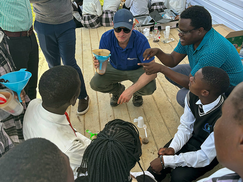 Sebastian Perkams beim Umweltunterricht in Sambia