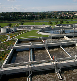 Dieses Bild zeigt die Belebtbecken auf der der Kläranlage Dresden Kaditz.