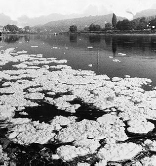 Dieses Bild zeigt eine Schwarz-Weiß Fotografie der verschmutzten Elbe.
