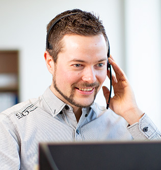 Dieses Bild zeigt einen Mitarbeiter des Kundenservice beim telefonieren.