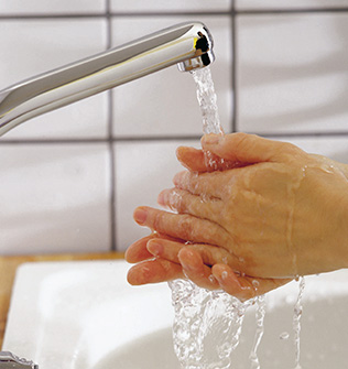 Dieses Bild zeigt Hände die unter fließendem Wasser gewaschen werden.